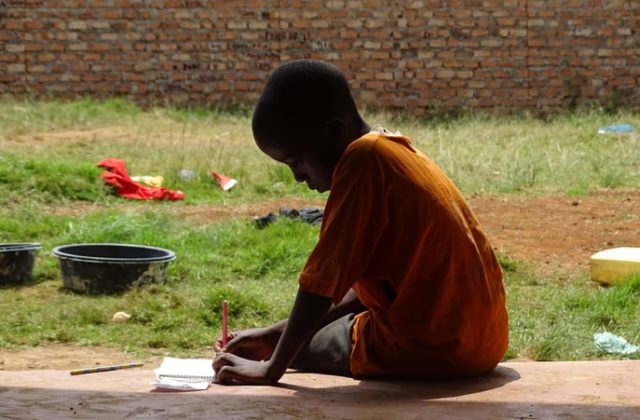 UNICEF APOIA PRIMEIRA FÁBRICA DE TIJOLOS FEITOS DE PLÁSTICO RECICLADO EM ÁFRICA