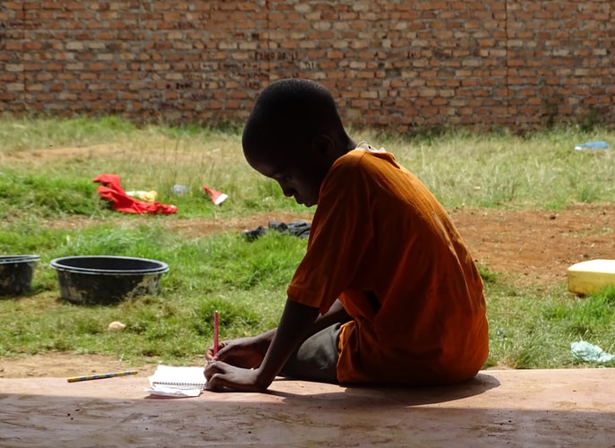 UNICEF APOIA PRIMEIRA FÁBRICA DE TIJOLOS FEITOS DE PLÁSTICO RECICLADO EM ÁFRICA